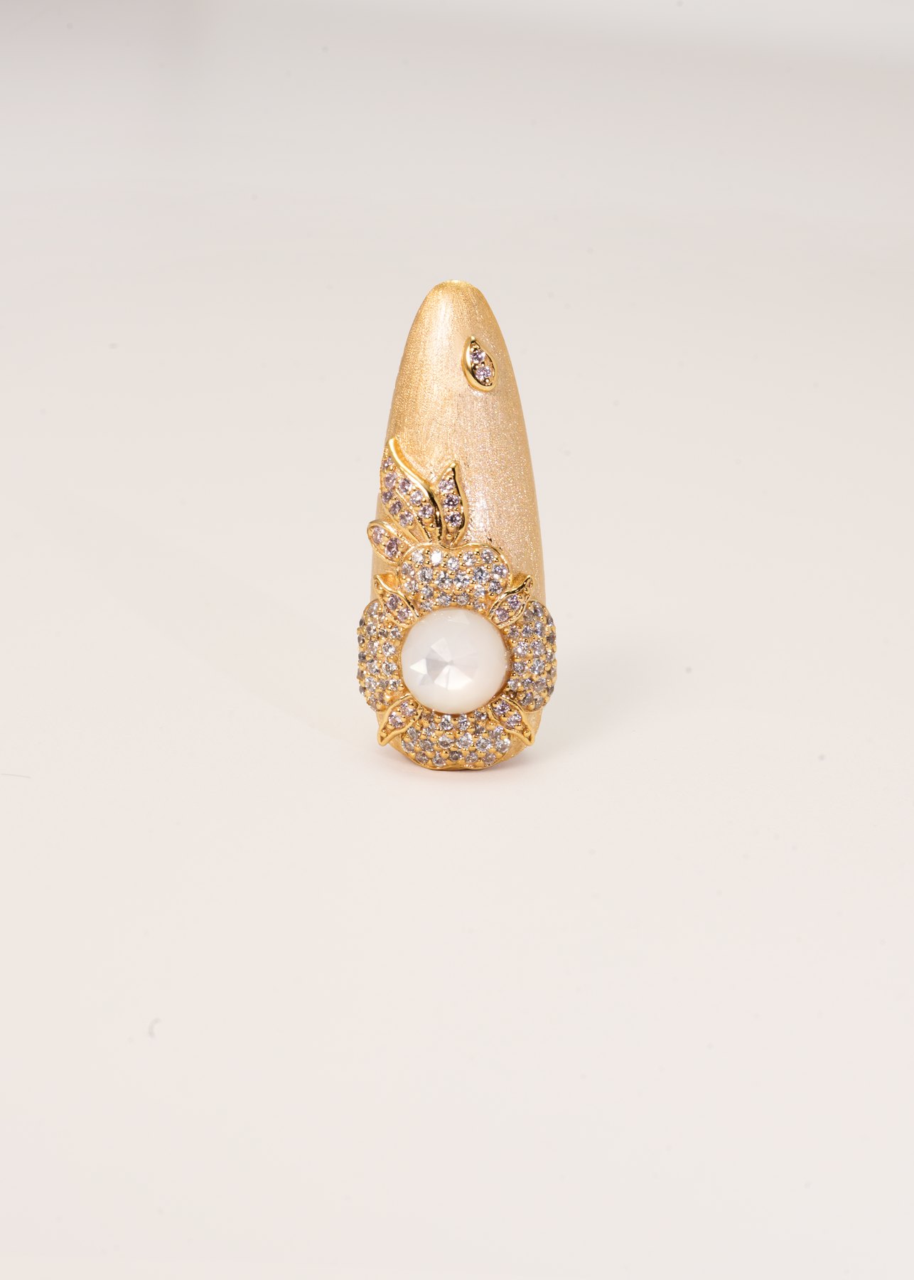白壳嵌钻产品图 / The Shell and Diamond Studies product image